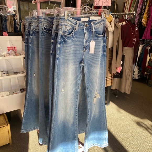 Petra super high-rise 70s inspired jeans CUTE! Cute butt great length! L… - Picture 3 of 4